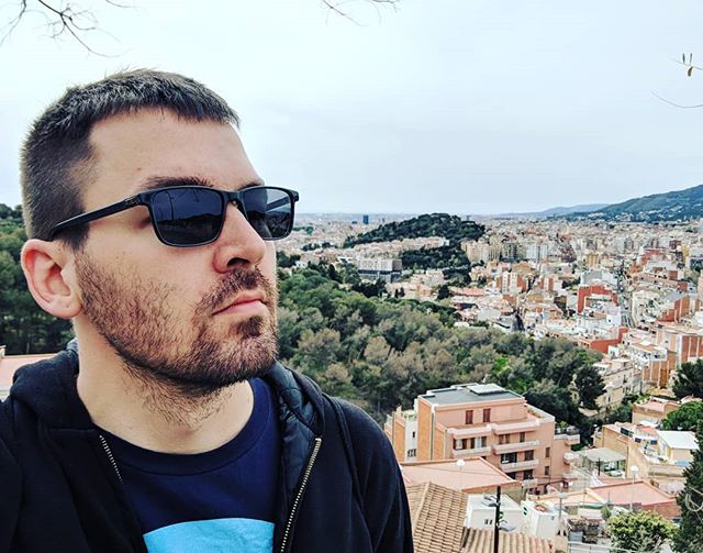 Que guapo ciudad y bonito parque guell. Estan como novios. 👨‍❤️‍💋‍👨